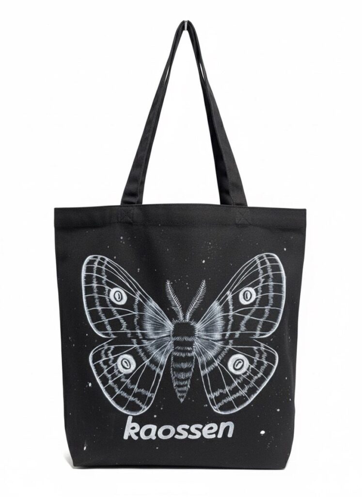 蛾のトートバッグ。エアブラシで描いたkaossenの自信作。ヤママユをモデルにデザインした